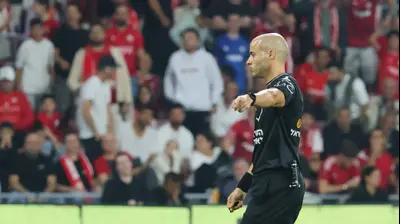 נאאל עודה שופט כדורגל פוסק על פנדל לזכות הפועל באר שבע. אודי ציטיאט