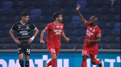 ג'בון איסט שחקן הפועל חיפה חוגג עם אורן ביטון. מאור אלקסלסי