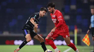 יונתן פרבר שחקן הפועל חיפה מול שחר רוזן שחקן הפועל פתח תקוה. מאור אלקסלסי