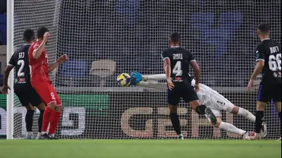 עומר כץ שוער הפועל פתח תקוה הודף מול הפועל חיפה. מאור אלקסלסי