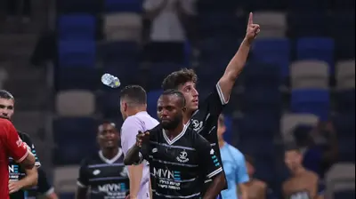 רועי דוד שחקן הפועל פתח תקוה חוגג שער, לפניו ג'יימס אדניי. מאור אלקסלסי