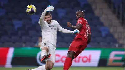 ג'בון איסט שחקן הפועל חיפה כובש מול עומר כץ שוער הפועל פתח תקוה. מאור אלקסלסי