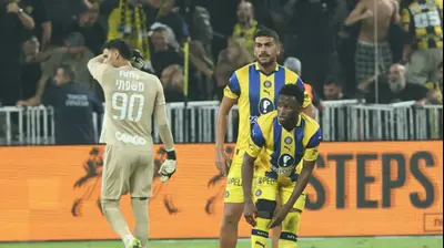 רז שלמה לצד איסוף סיסוקו, מכבי תל אביב. דני מרון