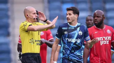 עידן לייבה פוסל את השער של הפועל חיפה לצד הלדר לופס, ג'בון איסט. מאור אלקסלסי