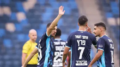 דן ביטון שחקן הפועל באר שבע חוגג שער, איתו אמיר גנאח. מאור אלקסלסי