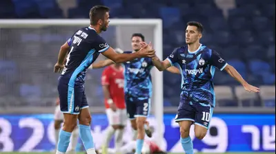 דן ביטון שחקן הפועל באר שבע חוגג שער עם מיגל ויטור. מאור אלקסלסי