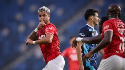 רותם חטואל שחקן הפועל חיפה משתיק את אוהדי הפועל באר שבע. מאור אלקסלסי