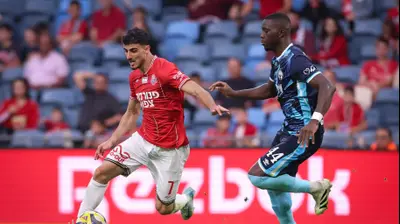 ג'יבריל דיופ שחקן הפועל באר שבע מול איתי בוגנים שחקן הפועל חיפה. מאור אלקסלסי