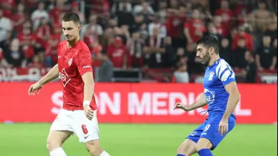 ארתור מירניאן שחקן בני סכנין מול אנדריאן קרייב שחקן הפועל תל אביב. דני מרון