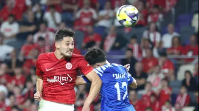 רן בנימין שחקן הפועל תל אביב נוגח מול אלון אזוגי שחקן בני סכנין. דני מרון