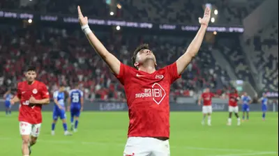 לויזוס לויזו שחקן הפועל תל אביב חוגג שער. דני מרון