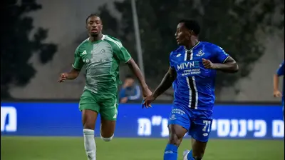 קלה שחקן הפועל פתח תקוה לפני סילבה קאני שחקן מכבי חיפה. אריאל שלום