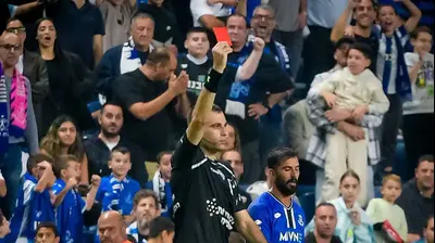 יואב מזרחי שופט כדורגל שולף כרטיס אדום. אריאל שלום