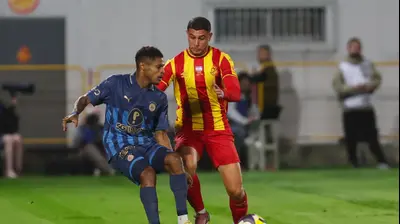 שחקן מכבי תל אביב, הליו וארלה, מול שחקן מ.ס. אשדוד, מאור ישילירמק. לירון מולדובן 