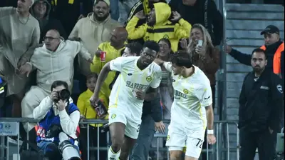 שחקן מכבי נתניה, עזיז ווטארה, עם רותם קלר. ברני ארדוב