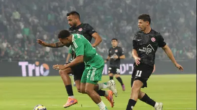 קנג'י גורה שחקן מכבי חיפה לפני שחר פיבן, סתיו טוריאל שחקני הפועל תל אביב. דני מרון