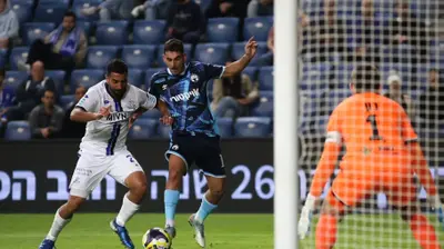 עידן כהן מגן הפועל פתח תקוה מול הלדר לופס מגן הפועל באר שבע. קובי אליהו