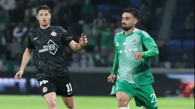 מיכאל אוחנה שחקן מכבי חיפה לפני סתיו טוריאל שחקן הפועל תל אביב. דני מרון