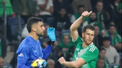 גיא מלמד מכבי חיפה לצד אסף צור שוער הפועל תל אביב. דני מרון