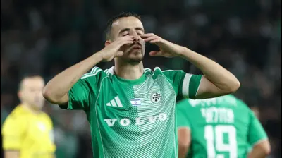 דולב חזיזה שחקן מכבי חיפה חוגג שער. דני מרון