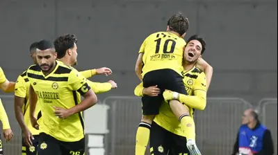 שחקני מכבי נתניה חוגגים עם עוז בילו. ברני ארדוב