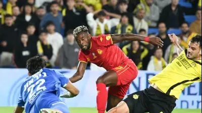 יוג'ין אנסה שחקן מ.ס. אשדוד מול איתי בן שבת, עומר ניראון שחקני מכבי נתניה. ברני ארדוב