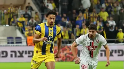 שחקן הפועל חיפה, רוי נאווי, מול שחקן מכבי תל אביב, טייריס אסנטה. אודי ציטיאט