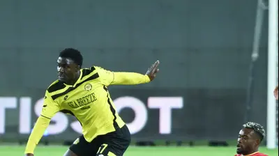 ג'וניור גונטי דיומנדה שחקן מכבי נתניה לפני יוג'ין אנסה שחקן מ.ס. אשדוד. ברני ארדוב