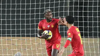 יוג'ין אנסה שחקן מ.ס. אשדוד חוגג שער. ברני ארדוב