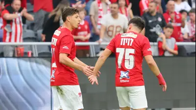 לויזוס לויזו שחקן הפועל תל אביב חוגג שער עם סתיו טוריאל. אודי ציטיאט