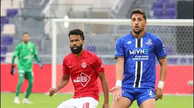 שביט מזל שחקן הפועל פתח תקוה לפני פלקאו שחקן הפועל תל אביב. אודי ציטיאט