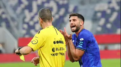 תומר אלטמן שחקן הפועל פתח תקוה עם השופט אוהד אסולין. אודי ציטיאט