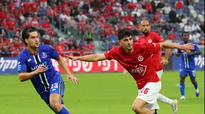 רועי אלקוקין שחקן הפועל תל אביב מול נדב נידם שחקן הפועל פתח תקוה. אודי ציטיאט