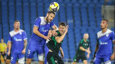 גיא מלמד שחקן מכבי חיפה מול נמניה ליוביסבלייביץ' שחקן עירוני קרית שמונה. קובי אליהו