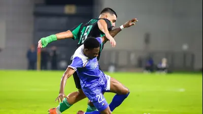 איתן אזולאי שחקן מכבי חיפה מול מוסא עלי שחקן עירוני קרית שמונה. קובי אליהו