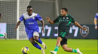 קנג'י גורה שחקן מכבי חיפה מול סקו בנגורה שחקן עירוני קרית שמונה. קובי אליהו