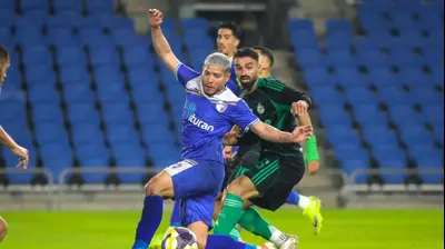 כריסטיאן מרטינס שחקן עירוני קרית שמונה לפני מיכאל אוחנה שחקן מכבי חיפה. קובי אליהו