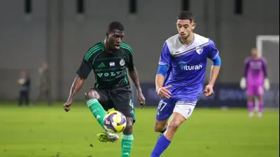 מוחמד אבו רומי שחקן עירוני קרית שמונה מול עלי מוחמד שחקן מכבי חיפה. קובי אליהו