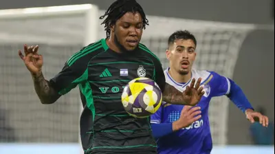 טריבנטה סטיוארט שחקן מכבי חיפה לפני הראל גולדנברג שחקן עירוני קרית שמונה. קובי אליהו