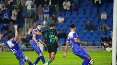 קני סייף שחקן מכבי חיפה כובש לרשת עירוני קרית שמונה. קובי אליהו