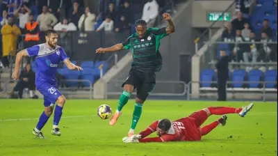 סילבה קאני שחקן מכבי חיפה נעצר אצל דניאל טננבאום שוער עירוני קרית שמונה. קובי אליהו