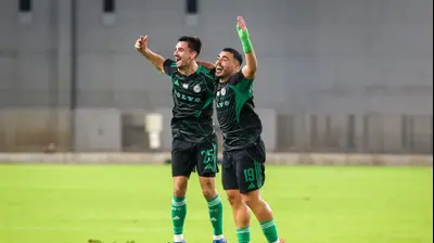 איתן אזולאי, ילה בטאי שחקני מכבי חיפה חוגגים. קובי אליהו