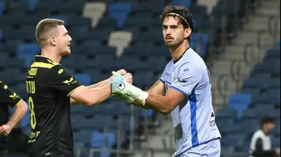 עומר ניראון שוער מכבי נתניה חוגג עצירת פנדל עם יובל שדה. ברני ארדוב