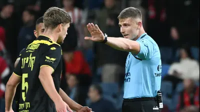 עומר בירן שופט כדורגל עם דניס קוליקוב שחקן מכבי נתניה. ברני ארדוב