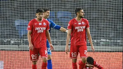 ג'ורג' דיבה, בנג'מין מצ'יני, רוי נאווי שחקני הפועל חיפה מאוכזבים. ברני ארדוב