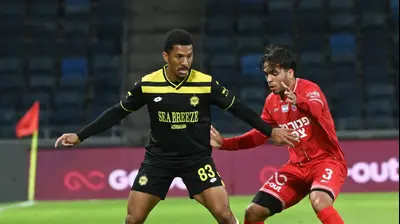 מתאוס דאבו שחקן מכבי נתניה לפני תמיר ארבל שחקן הפועל חיפה. ברני ארדוב