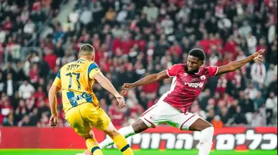 שחקן הפועל באר שבע, לוקאס ונטורה, מול שחקן מכבי תל אביב, אושר דוידה. שירה קז