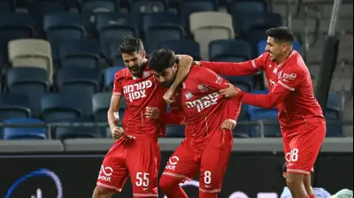 שחקני הפועל חיפה חוגגים עם יונתן פרבר. ברני ארדוב