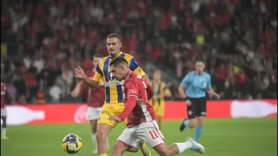 שחקן הפועל באר שבע, אמיר גנאח, מול סייד אבו פרחי, מכבי תל אביב. אבי רוקח