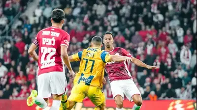 שחקן הפועל באר שבע, אליאל פרץ, מול שחקן מכבי תל אביב, אושר דוידה. שירה קז